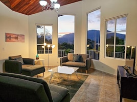 Chalet exclusivo | Zona de estar | Televisión de pantalla plana de 32 pulgadas con canales por cable