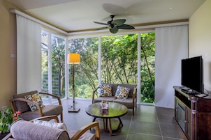 Bungalow Deluxe, 2 habitaciones | Zona de estar | Televisión de pantalla plana de 32 pulgadas con canales por cable