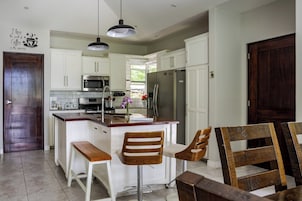 Casa familiar, 3 habitaciones | Cocina privada | Frigorífico, microondas y cafetera o tetera