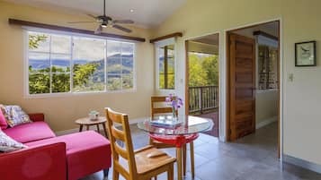 Bungalow Deluxe, balcon | Coin séjour