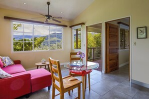 Bungalow Deluxe, balcón | Zona de estar | Televisión de pantalla plana de 32 pulgadas con canales por cable