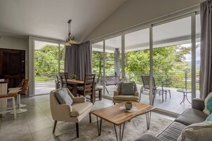 Casa familiar, 3 habitaciones | Zona de estar | Televisión de pantalla plana de 32 pulgadas con canales por cable