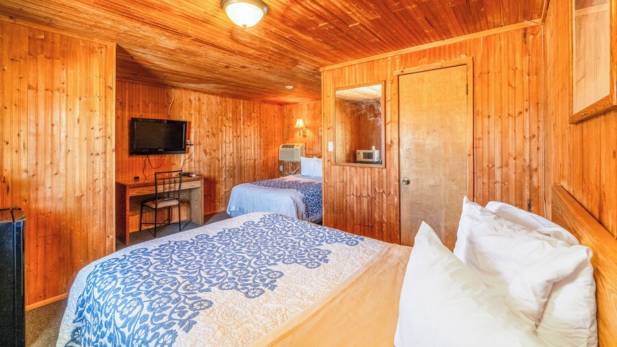 Green Acre Motel by OYO Near Rush County Airport