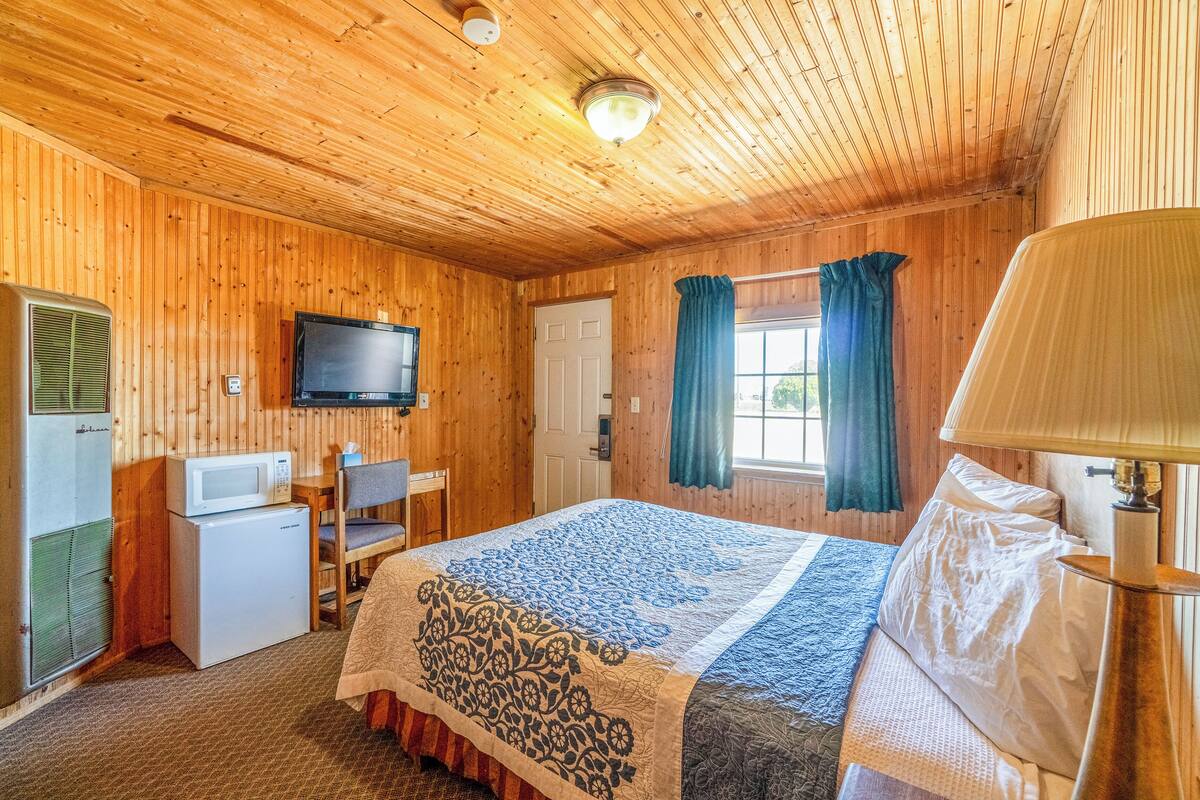 Premium bedding, iron/ironing board, free rollaway beds, free WiFi