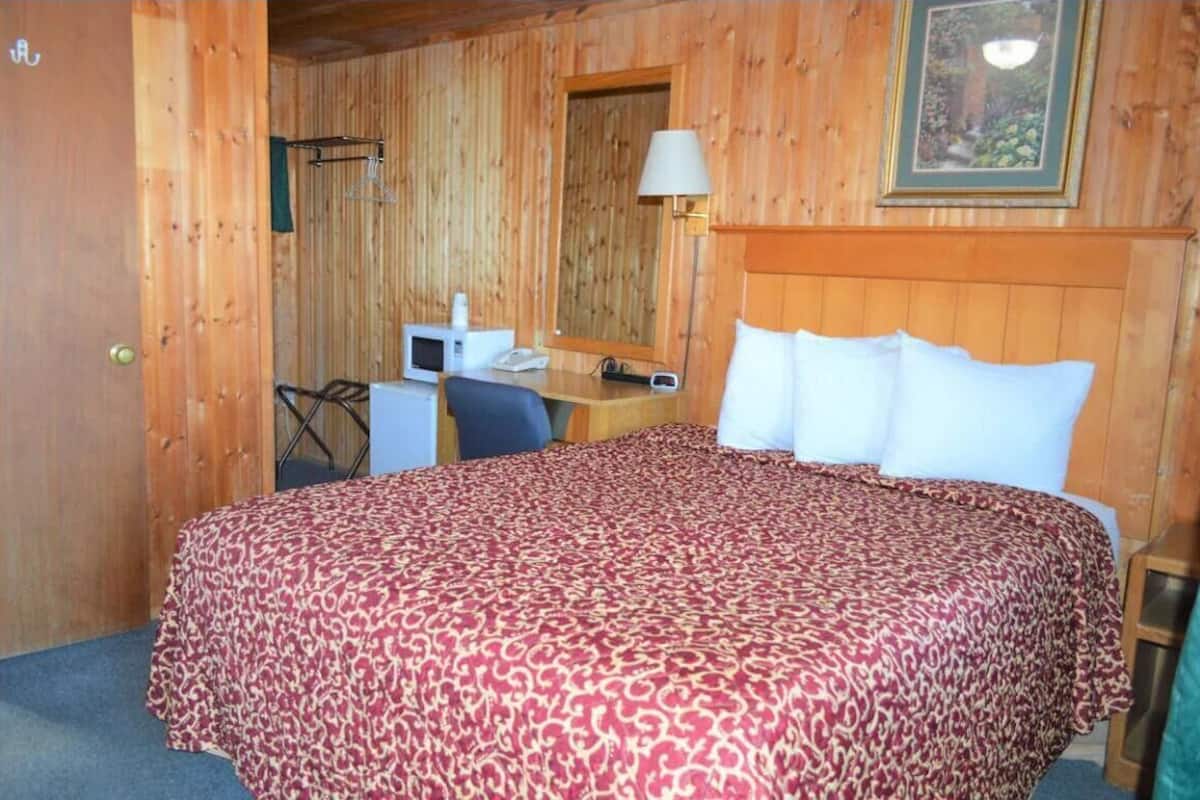 Chambre, 1 grand lit | Literie de qualité, fer et planche à repasser, accès au Wi-Fi (inclus)