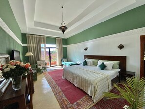 Suite – president | Sengetøy av topp kvalitet, minibar og safe på rommet