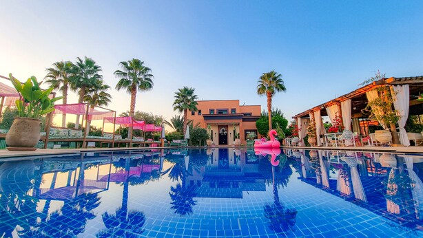 Una piscina al aire libre