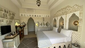 Ropa de cama de alta calidad y minibar 