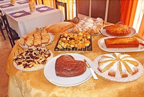 Lunch and dinner served, Italian cuisine