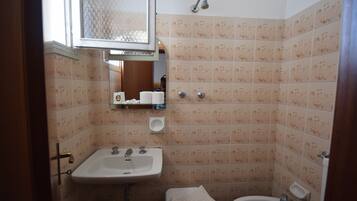 Chuveiro, chuveiro com efeito de chuva, produtos de toalete grátis