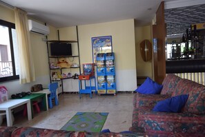 Tempat bermain anak – indoor