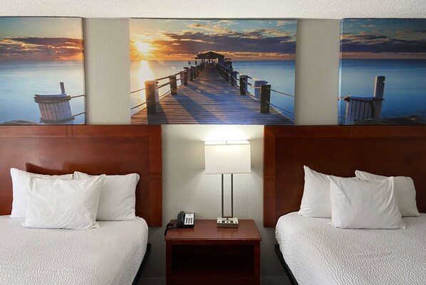 Pillowtop beds, individually decorated, individually furnished, desk - Days Inn by Wyndham Ozark (Ozark)