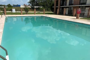 Seasonal outdoor pool - Days Inn by Wyndham Ozark (Ozark)