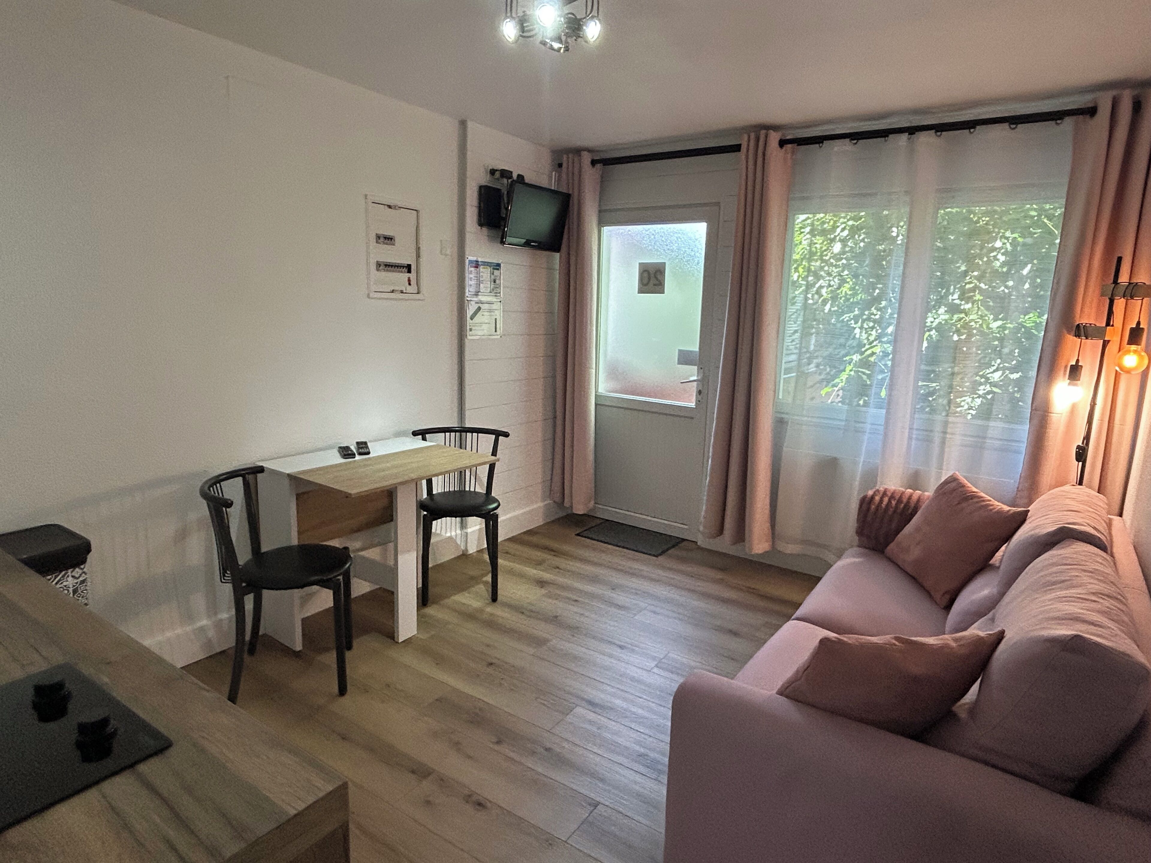 apartment (3 adults) | living area | tv