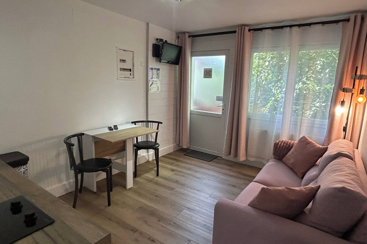 apartment (3 adults) | living area | tv