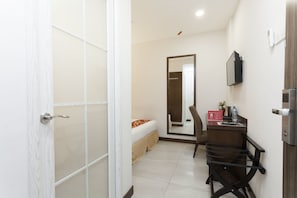 Escritorio, tabla de planchar con plancha y camas plegables/adicionales