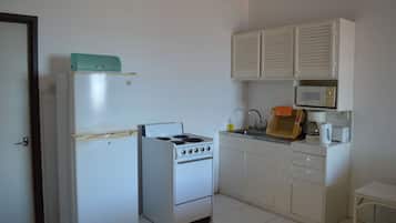 Habitación, vistas al mar, planta baja | Cocina básica privada | Frigorífico, microondas, horno y placa de cocina