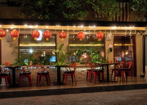 2 restaurants, breakfast, lunch, dinner served; Asian cuisine  - Magia Beachside Condo (Playa del Carmen)