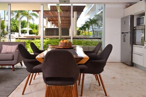 Luxury Apartment, 2 Bedrooms | Servicio a la habitación