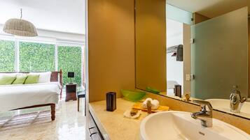 Luxury Apartment, 3 Bedrooms | Bathroom | Shower, eco-friendly toiletries, hair dryer, towels