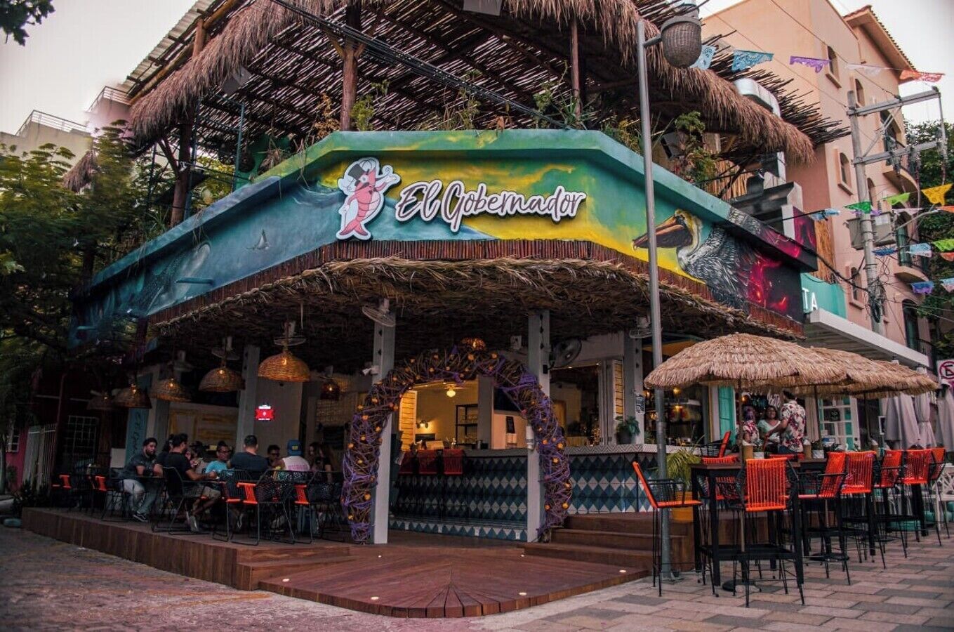 Ein Restaurant namens 'El Gobernador' mit Außenbereich und einem Reetdach.