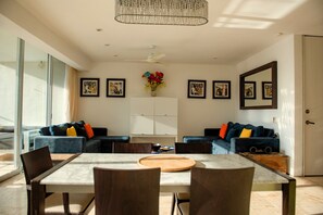 Suite Prestige, 2 chambres, vue partielle sur l'océan | Aire de séjour