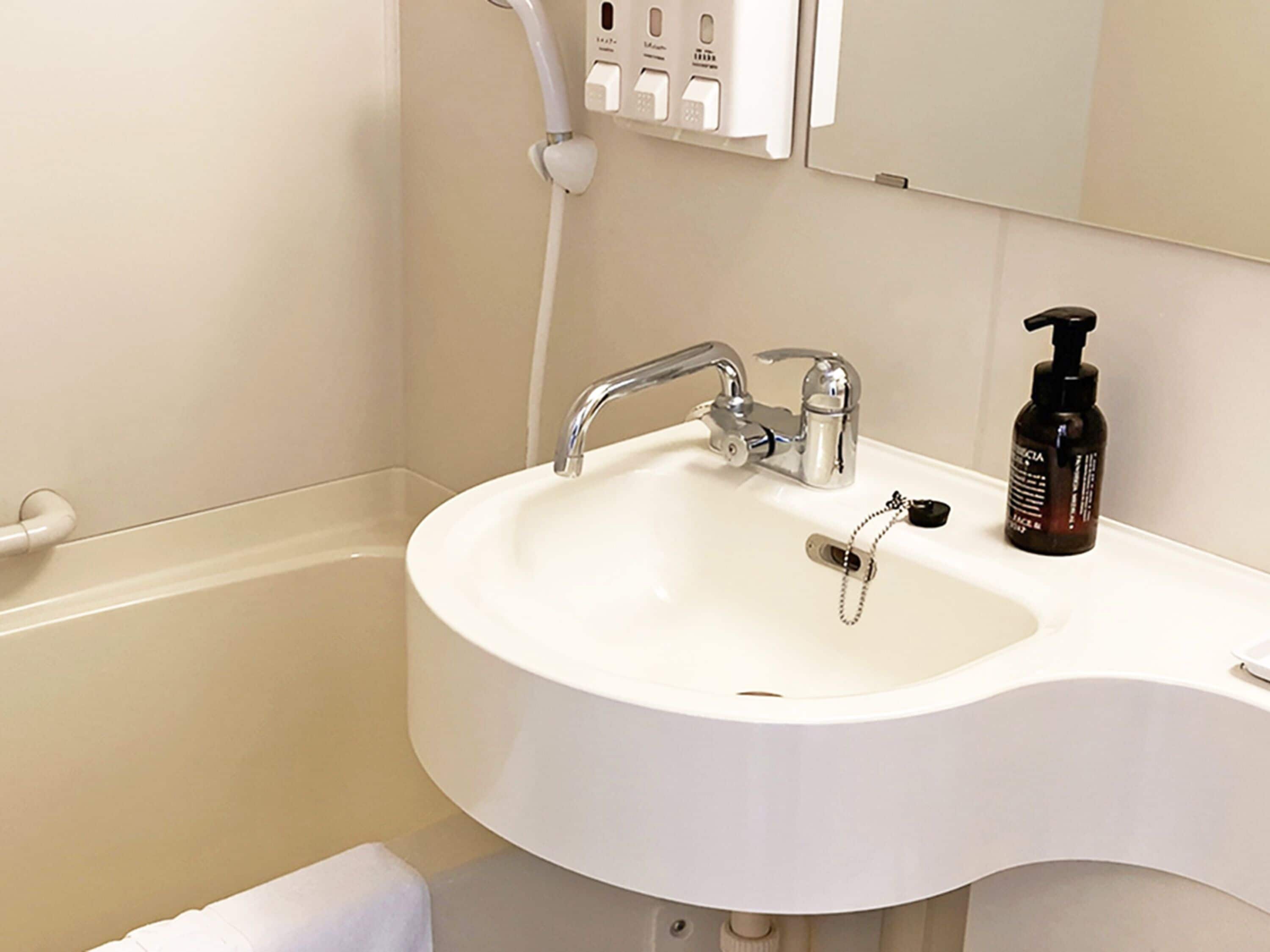 Gabungan pancuran/tab mandi, bidet elektronik, tuala disediakan, sabun 