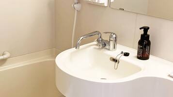 Gabungan pancuran/tab mandi, bidet elektronik, tuala disediakan, sabun