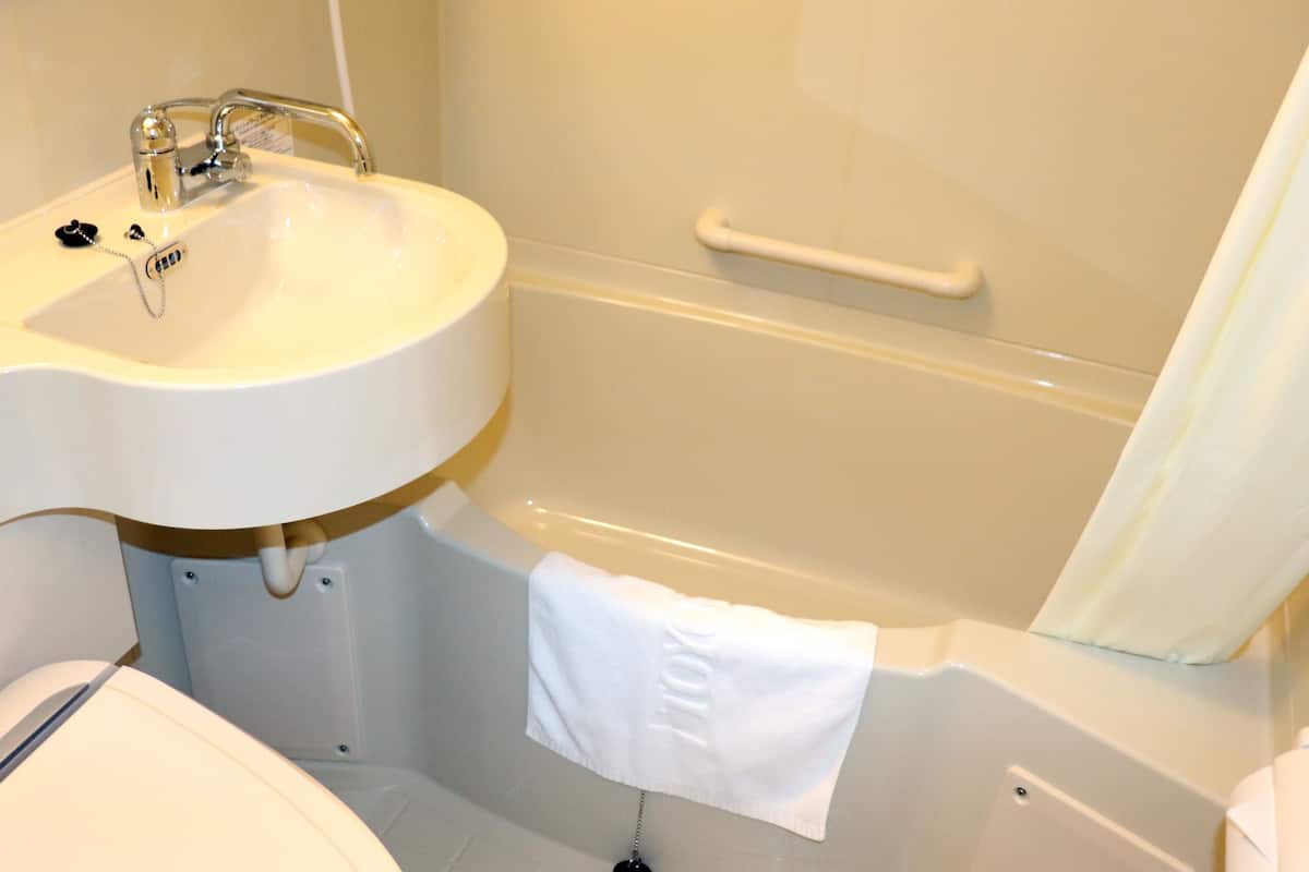 combined shower/bathtub, slippers, electronic bidet, towels