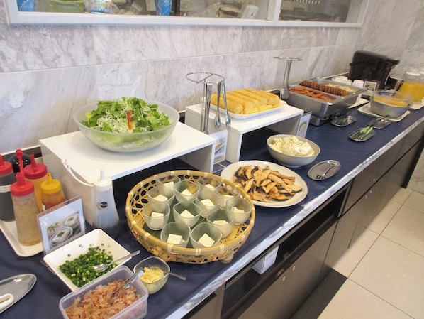 Free daily buffet breakfast