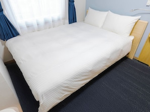 Desk, blackout curtains, iron/ironing board, free WiFi - Toyoko Inn Kagoshima Chuo Station Higashi (Kagoshima)