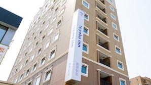 A tall building with a sign reading "toyoko inn". - Toyoko Inn Tsuruga Ekimae (Tsuruga)