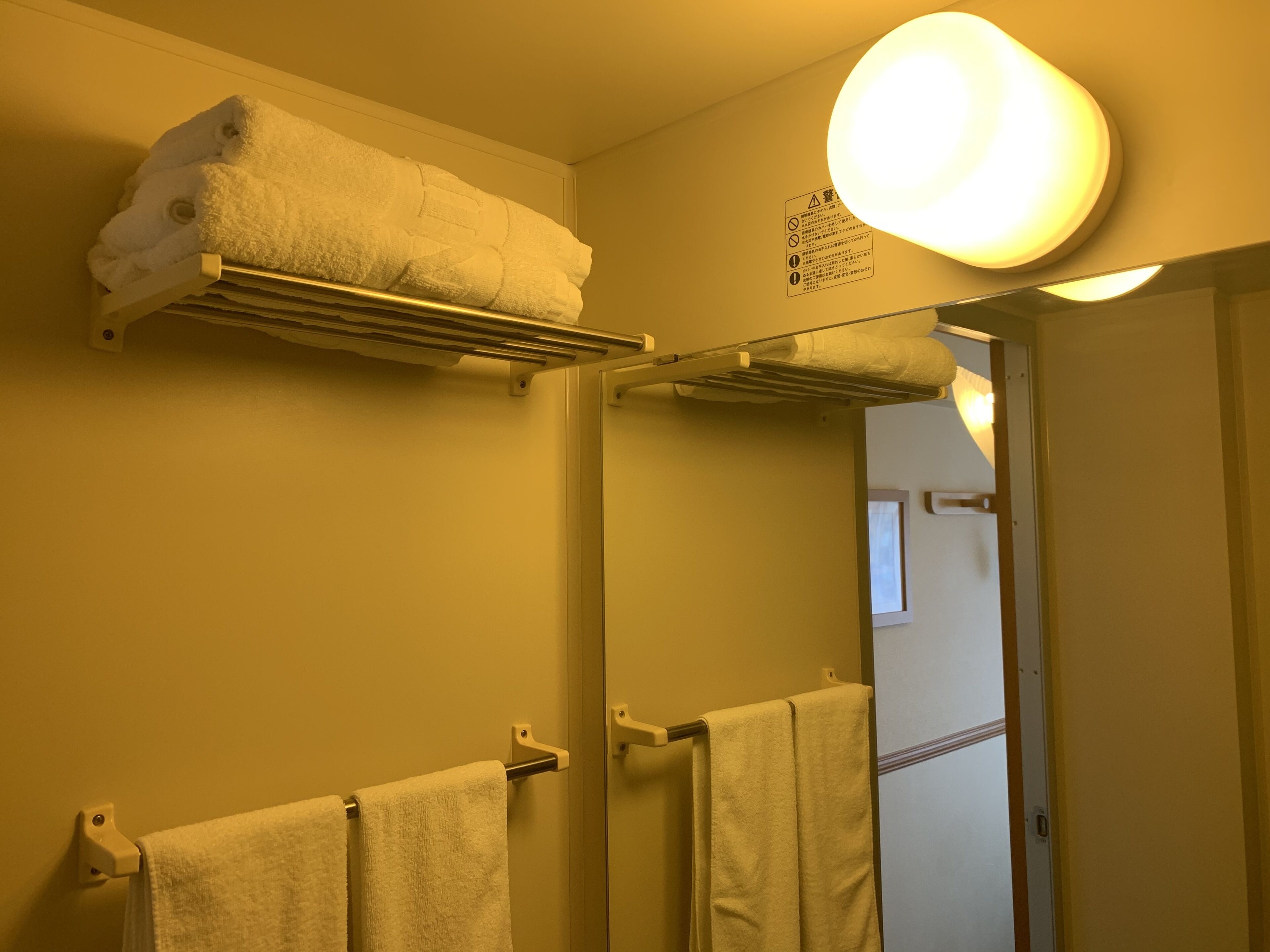 combined shower/bathtub, free toiletries, slippers, electronic bidet