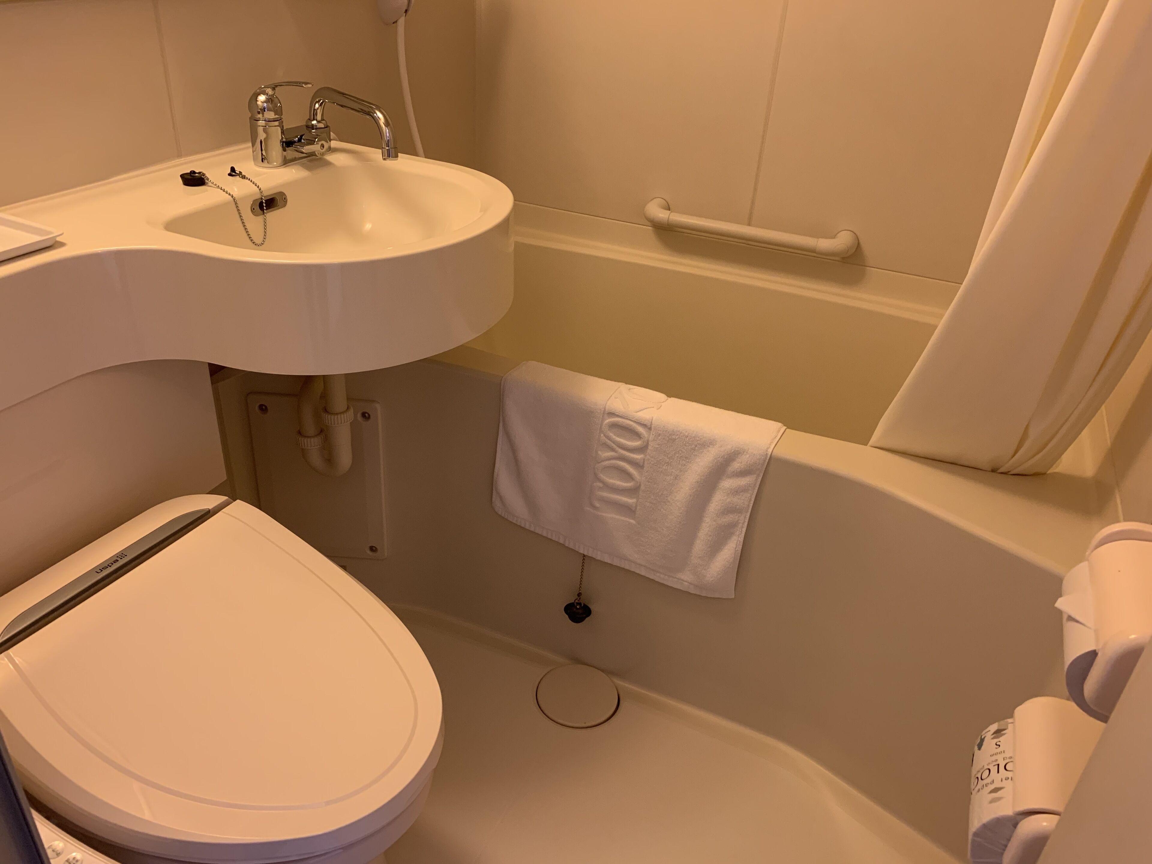 combined shower/bathtub, free toiletries, slippers, electronic bidet