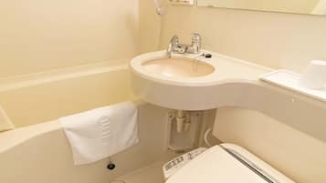 Combined shower/bathtub, slippers, bidet, towels