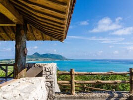 Una estructura de madera con vistas a la playa y las montañas.