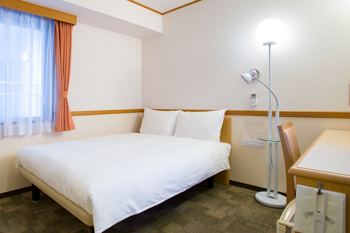 1 bedroom, desk, laptop workspace, blackout curtains