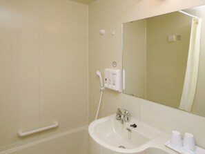 Combined shower/tub, hair dryer, slippers, electronic bidet - Toyoko Inn Fujisan Mishima-eki (Mishima)