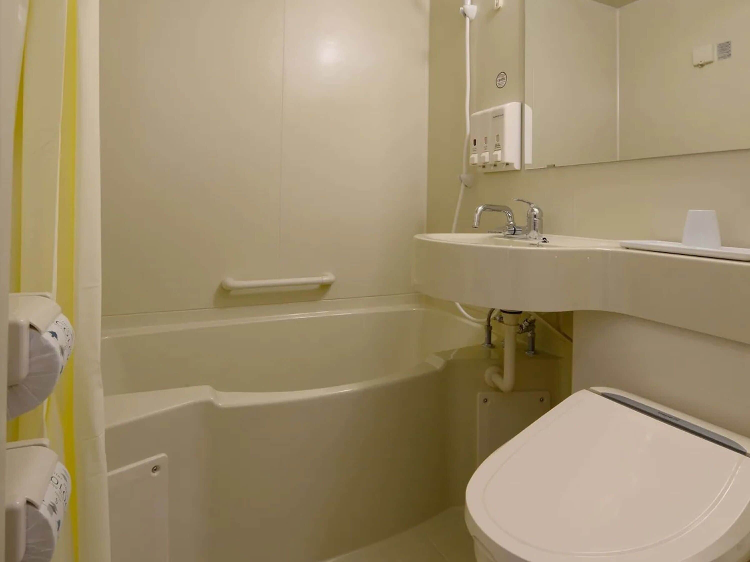 combined shower/bathtub, deep-soaking bathtub, hair dryer, slippers