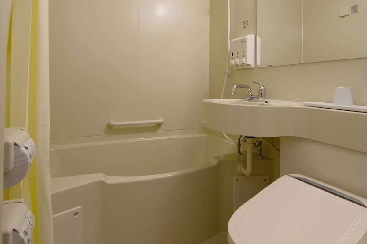 combined shower/bathtub, deep-soaking bathtub, hair dryer, slippers