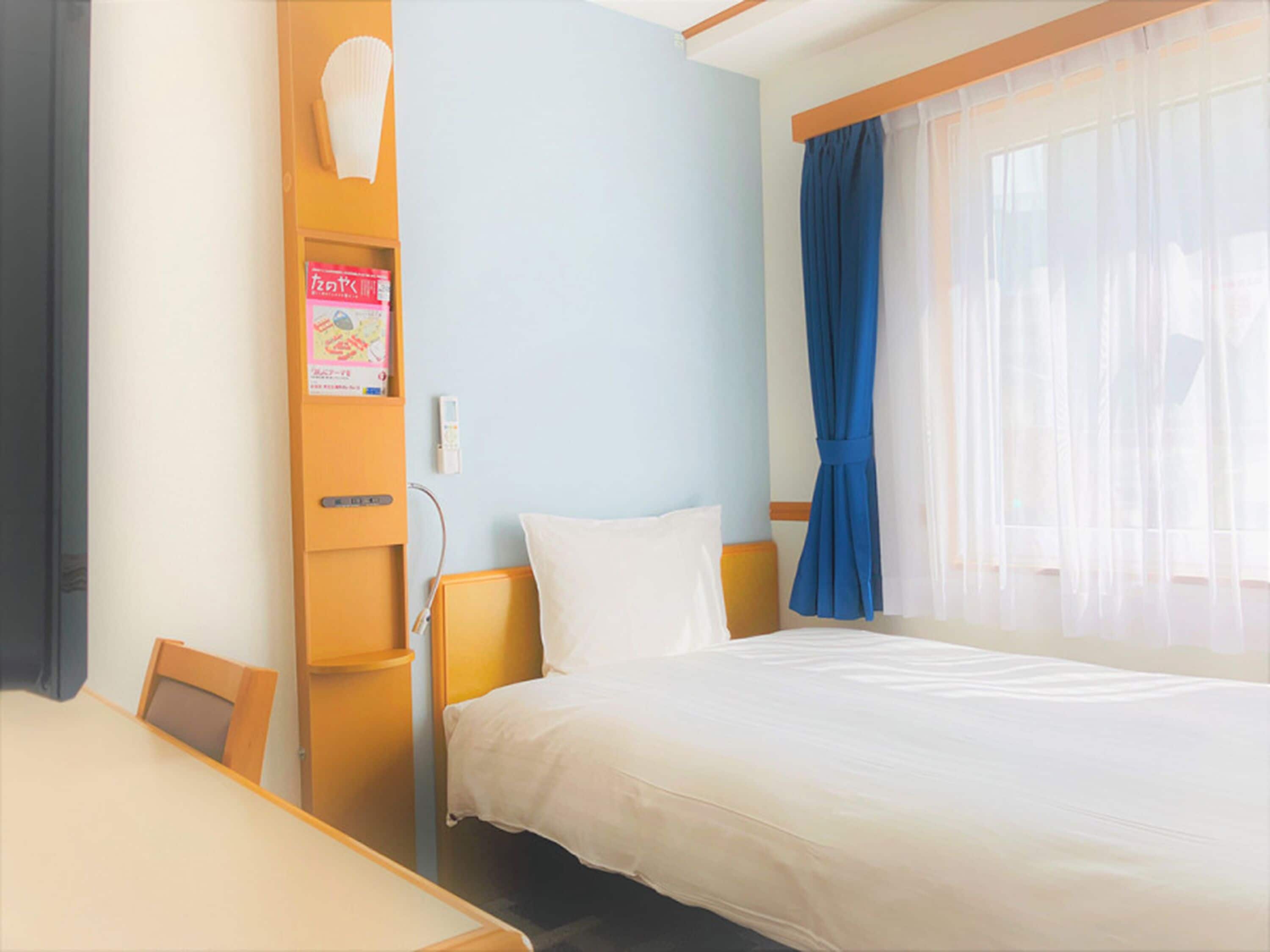 办公桌、笔记本电脑工作区、免费 WiFi、床单