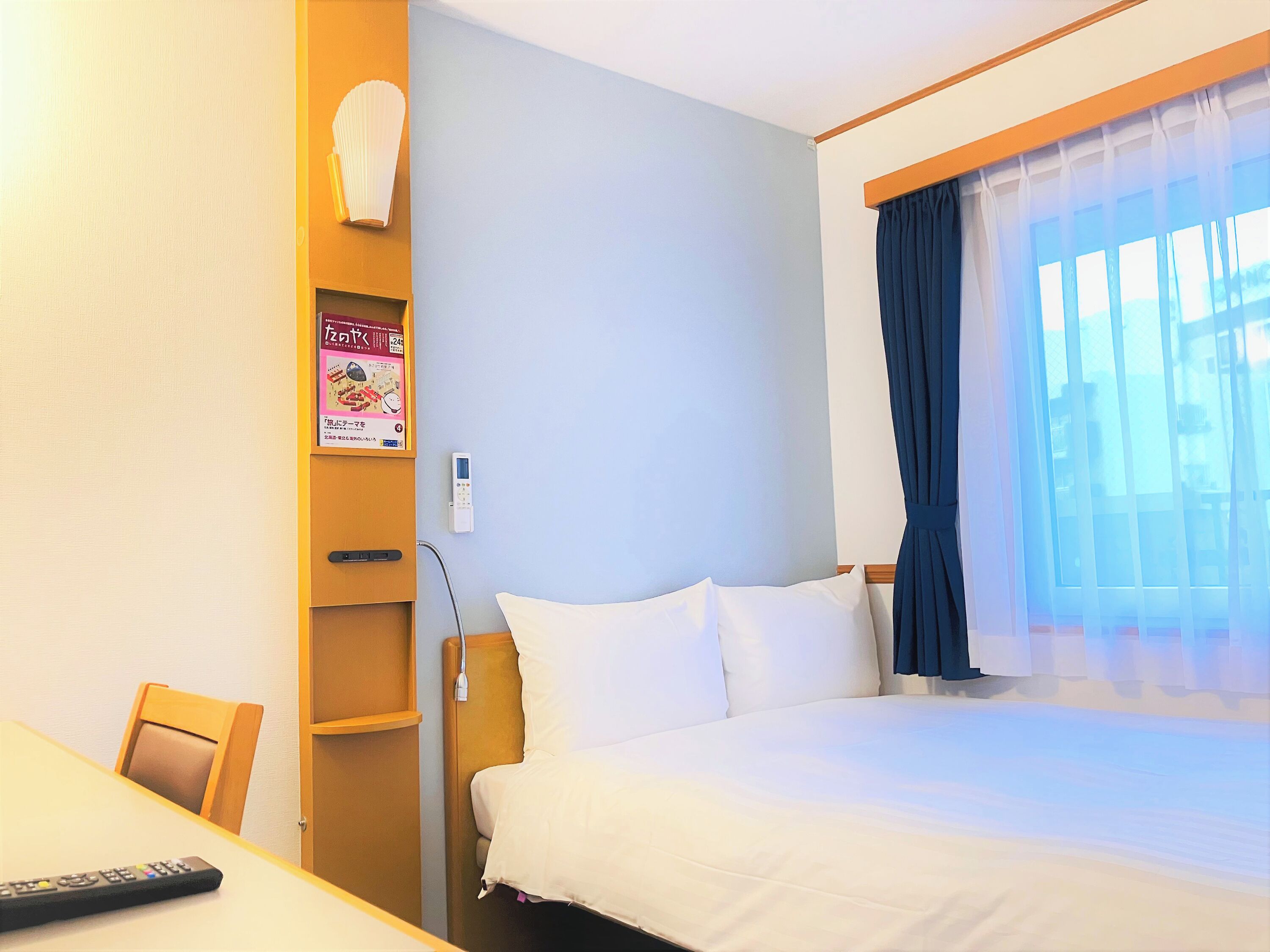 办公桌、笔记本电脑工作区、免费 WiFi、床单