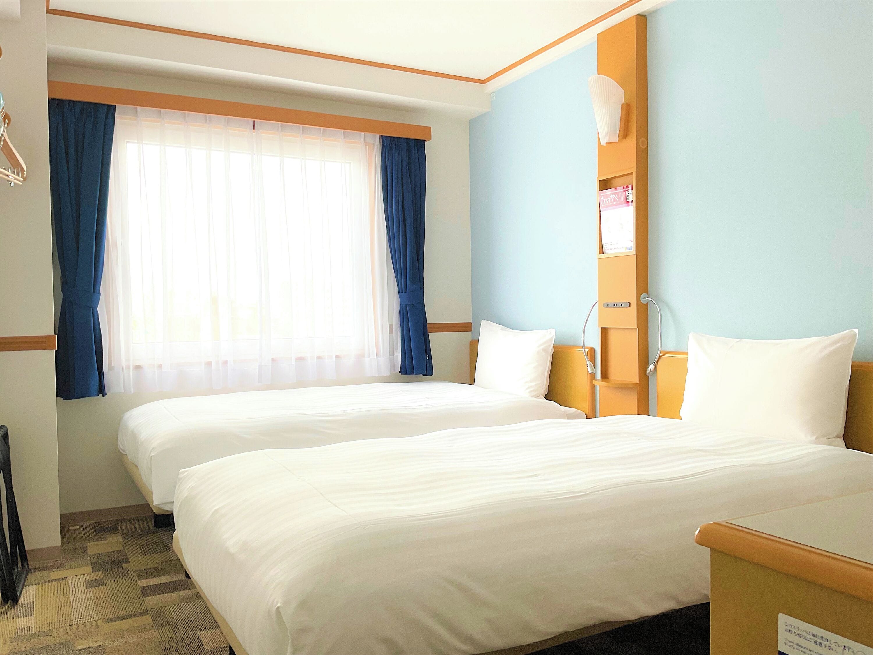 办公桌、笔记本电脑工作区、免费 WiFi、床单