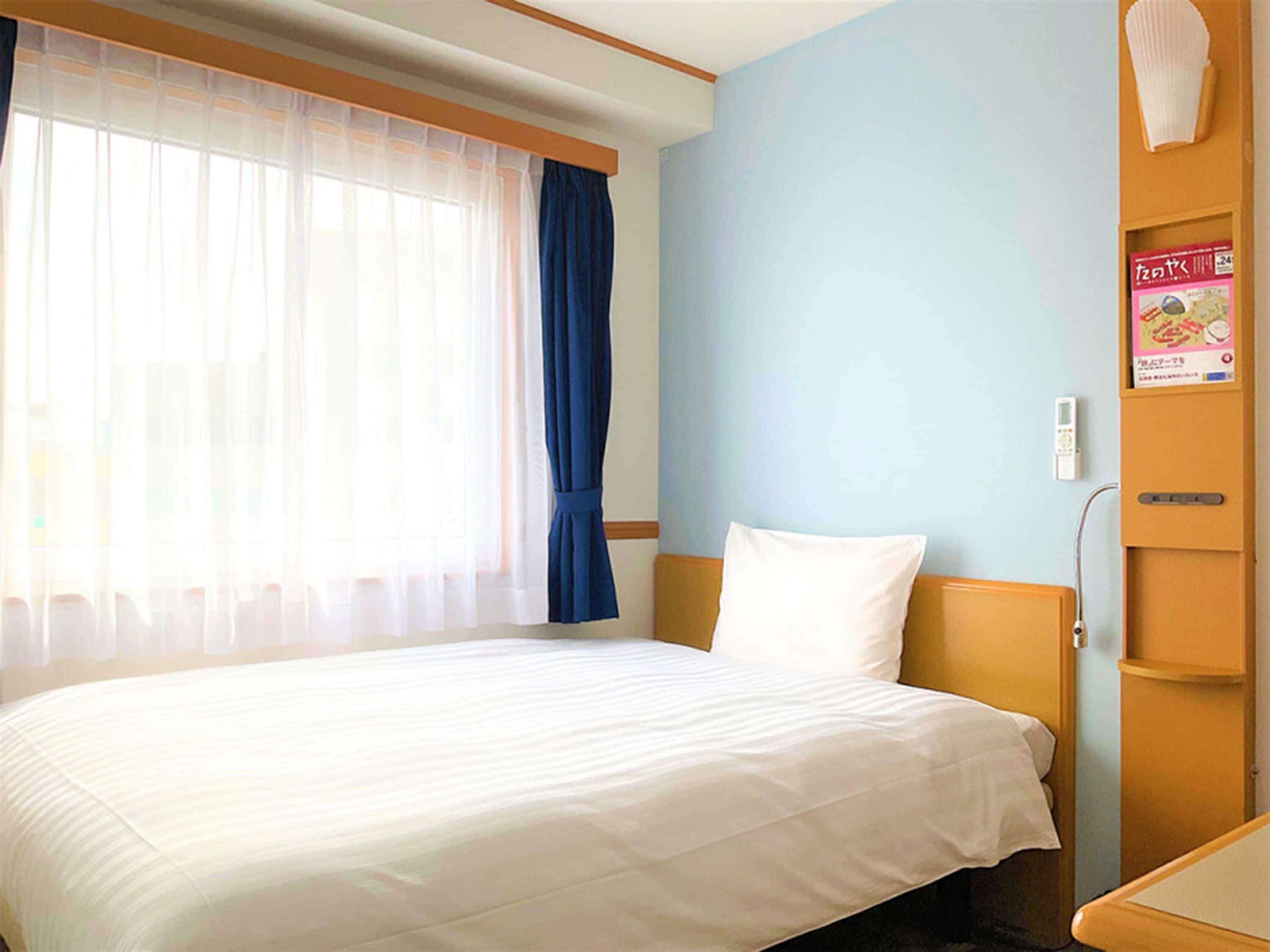 办公桌、笔记本电脑工作区、免费 WiFi、床单