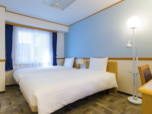 Desk, free WiFi, bed sheets - Toyoko Inn Kokura Station Shinkan Line (Kitakyushu)