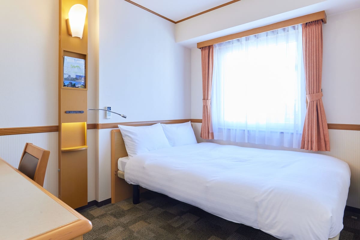 Desk, laptop workspace, WiFi, bed sheets