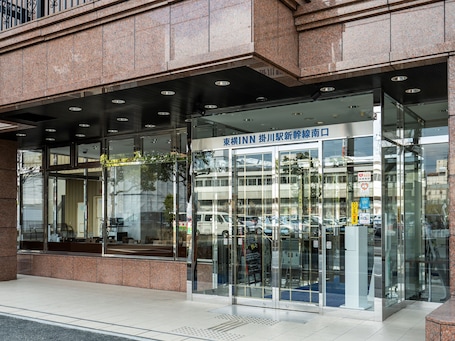 Entrada al alojamiento. Toyoko Inn Kakegawa Station Shinkan Line Minami