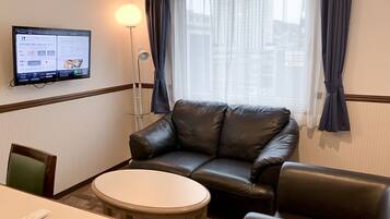 Standard Twin Room, Non Smoking | Desk, laptop workspace, bed sheets