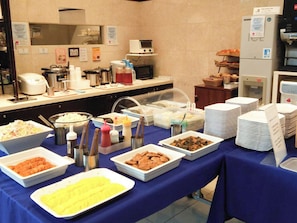 Buffet déjeuner gratuit tous les jours
