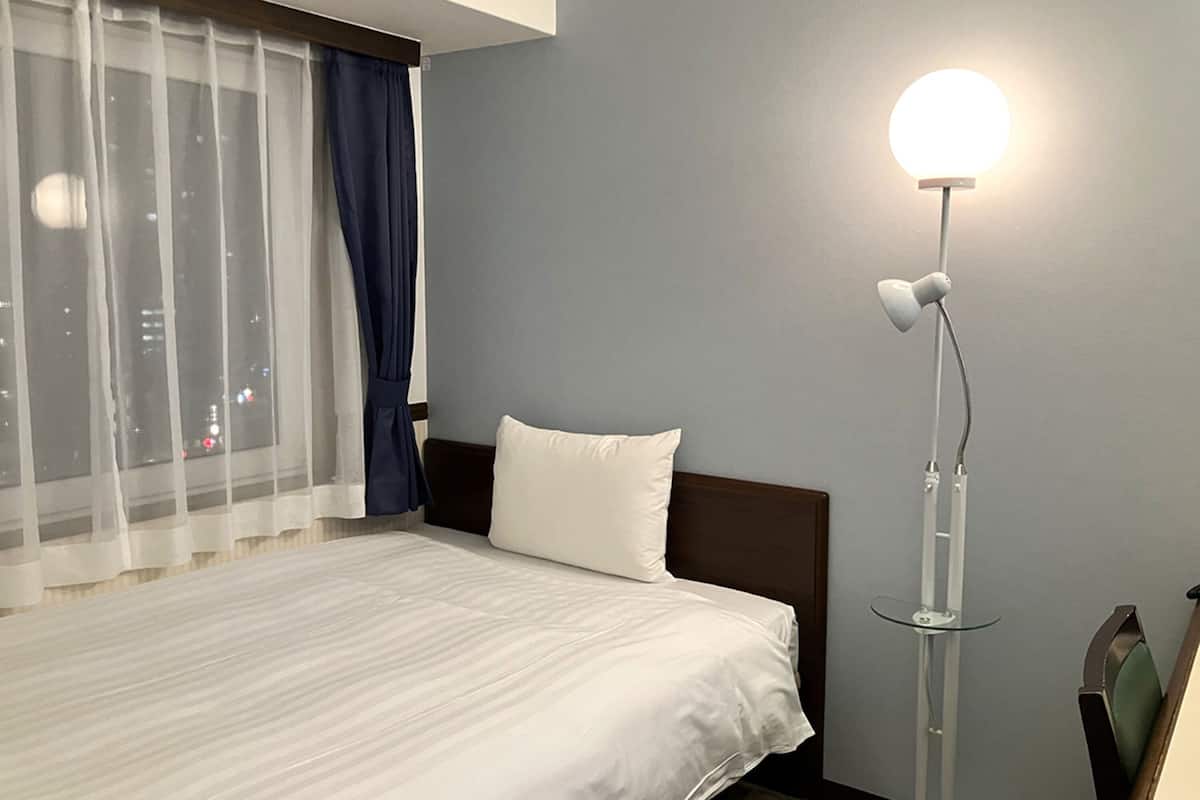 Escritorio, espacio para trabajar con laptop y ropa de cama